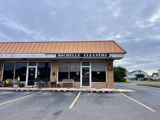 Outside / Exterior pic, end of a small strip mall on N Croatan @ White Ave. Blink & you'll miss it. LHS of N Croatan as you drive south.