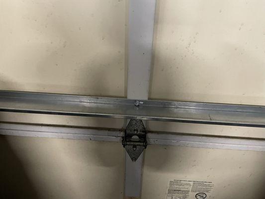 Brace, goes across the whole door