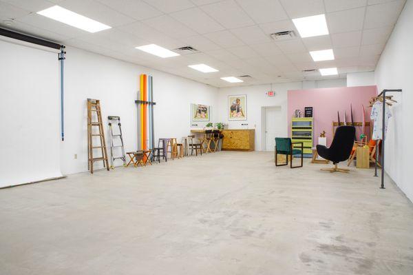 9 Foot Savage Seamless and props