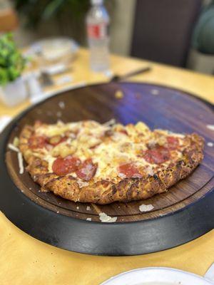 Medium pizza with pepperoni, pineapple and garlic