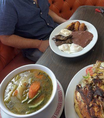 Desayuno + caldo de gallina