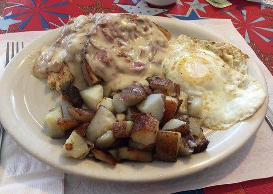 One of my old school favorites... Creamed chipped beef on toast with home fries and an egg over easy.... Delicious!