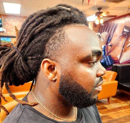 This is the Extra Love & Care Beard Service which includes a beard wash, steam, condition, shape up, & moisturizer.