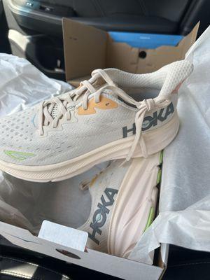 Hoka Clifton 9's in color Vanilla/Astral Size 8.5