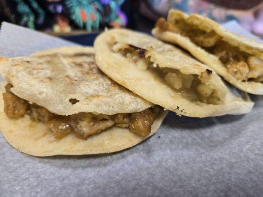 Chicharron en Salsa Verde Gorditas