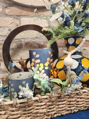 Love this color combo, and the light in the luminaries are rechargeable. I must buy one!