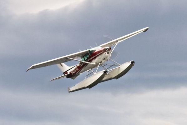 Cessna 182 on Aerocet Floats