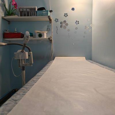 Clean, stylish cozy little shop. Very professional