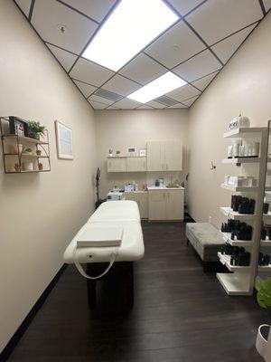 Here are a few pictures of the suite itself and I think it's just the cutest! Very minimal and comforting