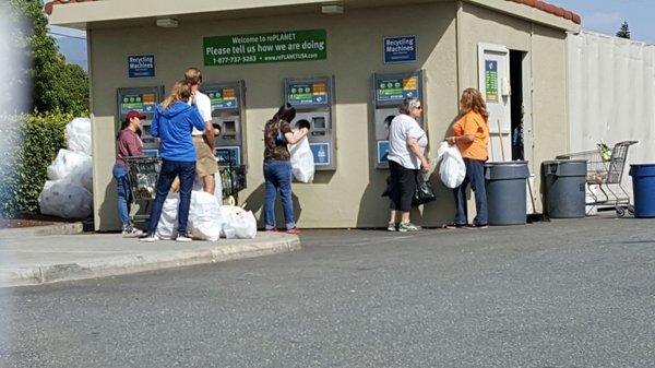 Middle of the afternoon & this place is sparkling clean!!