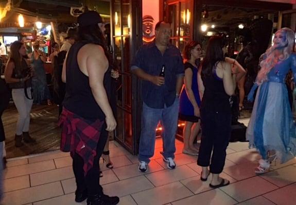 午後8時過ぎ、いよいよボディーアートのコンテストが始まる様です。