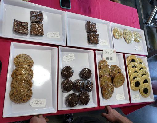 Keek's Treats was a vendor at a local event.  My favorites were the lemon poppyseed and chocolate chip.