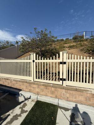 Vinyl picked fence (Tan)