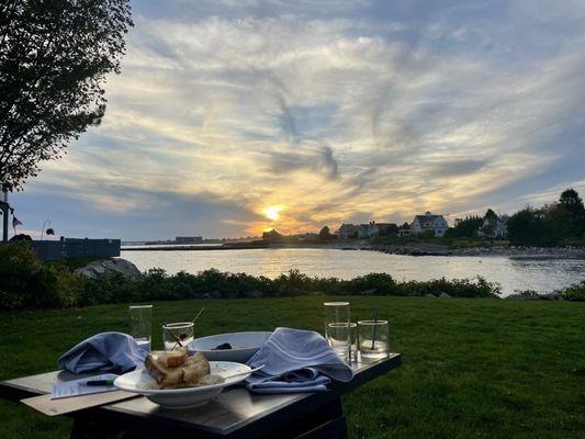 Drinks and dinner on the lawn