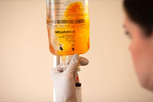 Close-up of a mobile IV nurse preparing a vitamin infusion drip in Los Angeles.
