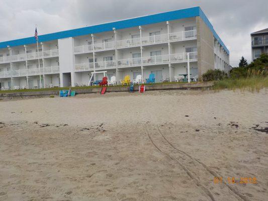 Few hundred rooms instead of thousands gives you more space, even in the middle of the summer, though this picture is in May.