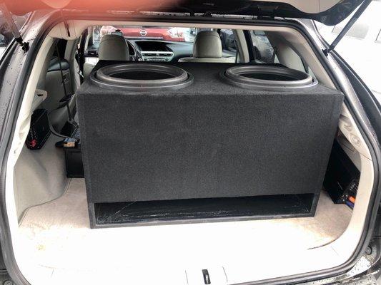 2 15" Sundown Audio SA Classics in a 7Cf box tuned to 32hz. Slamming