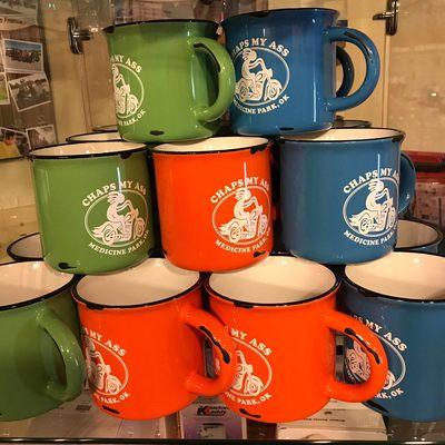 Ceramic mugs is many colors.