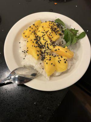 Sticky rice with mango