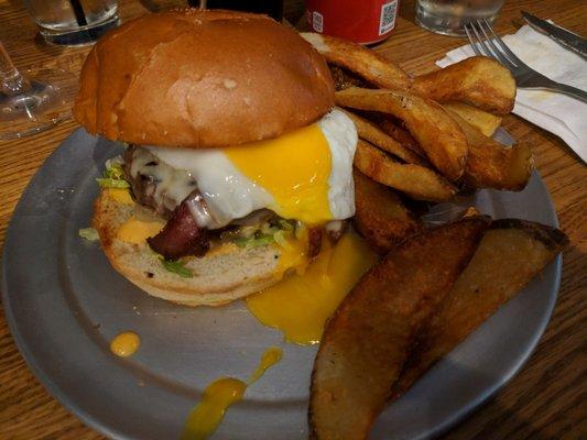 Foghorn Bürger - Brioche bun, fried egg, patty, bacon, Swiss cheese, sweet mayo type sauce.