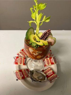 Cóctel de camarón, pulpo & seafood mix