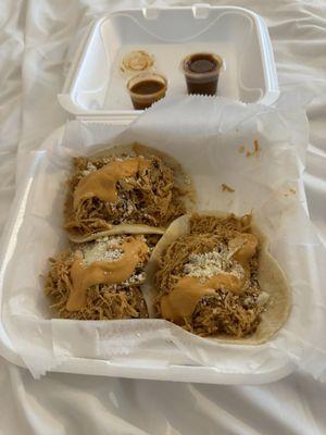 Pollo rojo tacos