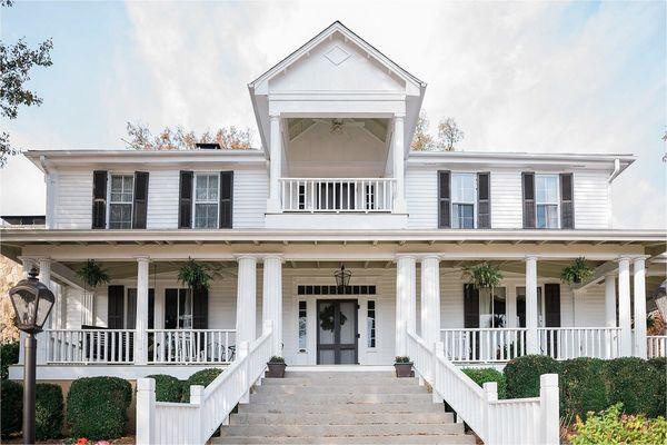 Front view of the Manor with the five guest-rooms