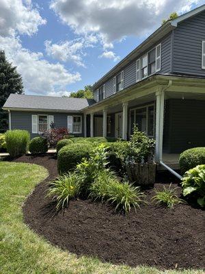 Naperville Mulch Installers. Mulch installed from Naperville Mulch Sales. Our mulch installation Service was provided.