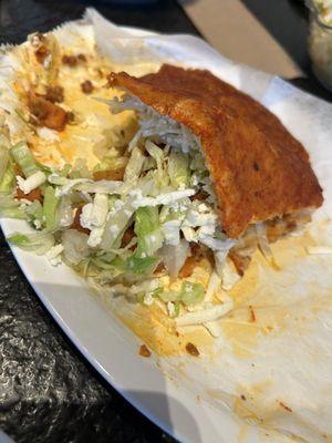 Pambazos: chorizo, papa, zanahoria, lechuga, queso y crema.