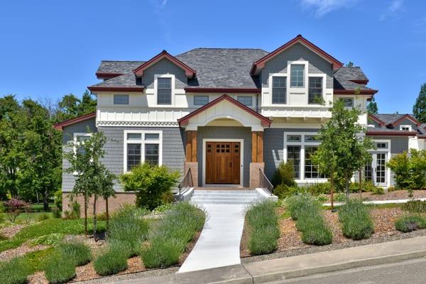 I love this Cape Cod style home;)