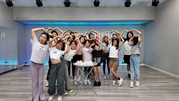 K-pop girls dance party