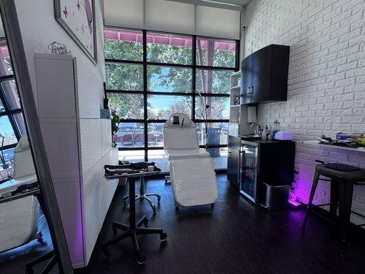 Beautifully immaculate studio