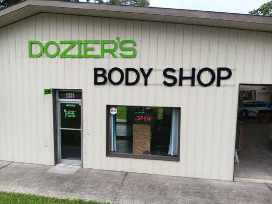 Dozier's Body Shop & Towing