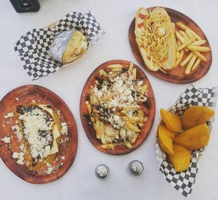 Salchipapa especial, deliciosas empanadas vallunas, cachapa venezolana y Colombian hot dog.