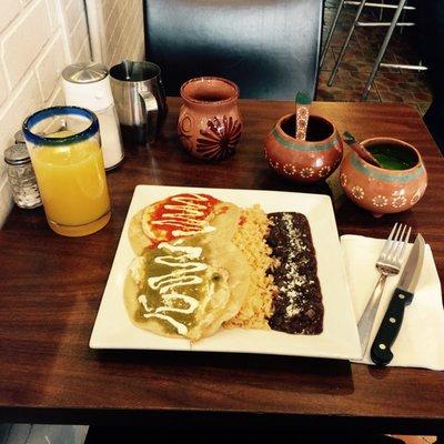 Jugo de naranja recién exprimido, huevos rancheros y café. Me sentí como si estuviera de vuelta en Puebla desayunando.