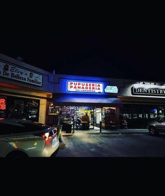 De noche aquí en Mi Tierra Pupuseria !!!!!! RESEDA CA.