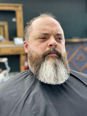 Royal Beard Trim (Premium)
Beard shaping + hot towel + oil + light facial massage. A grooming ritual for true connoisseurs.