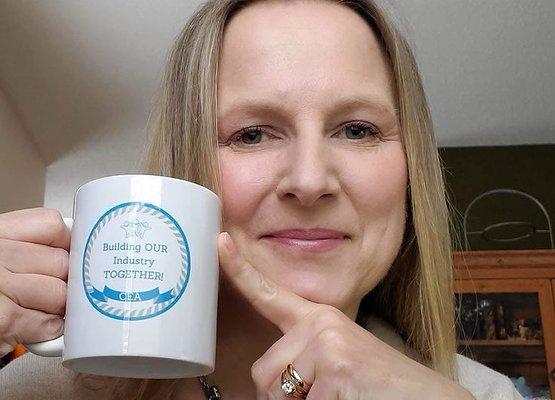 Henriette Roe holding a coffee mug.