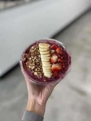 ig: @whatsviveating  |  the berry bowl with honey drizzle
