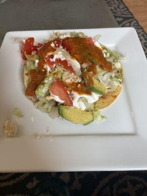 Toastada con al pastor y salsa de habanero