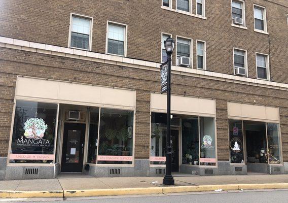 Entrance middle door