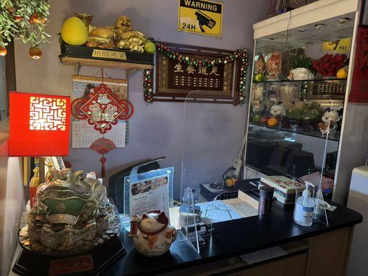 Excellent massage! The space was spotless. The therapist was genial and very pleasant. Their technique was expert, and they had a special kn