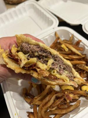 Mac and cheese burger with Gouda