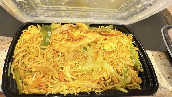 Singapore Noodles with chicken and veggies