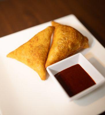 Sambusa
Light filo pastry filled with seasoned ground sirloin or lentils (2 pieces).