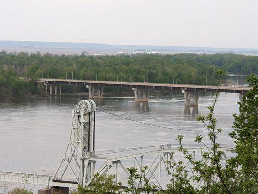 Mark Twain Memorial Bridge