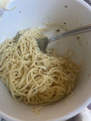It's leftovers from my visit I forgot to take a picture but it's angel hair pasta and Alfredo I added the pepper flakes