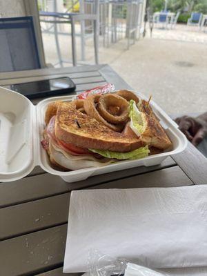 Club sandwich with onion rings