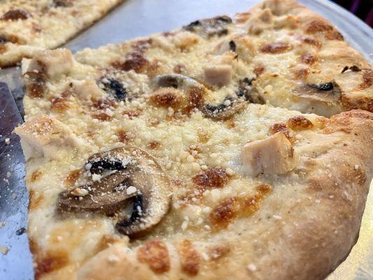 Chicken alfredo pizza- better than expected, my kid enjoyed it too, great crust