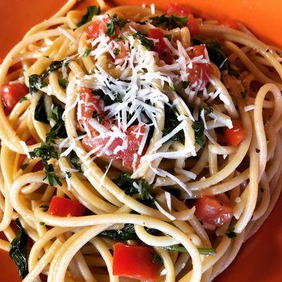 Cacio bucatini with pecorino cheese, spinach and fresh tomato